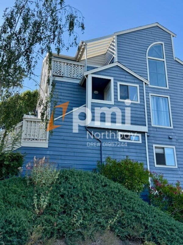 Building Photo - 201 Sea Crest Cir