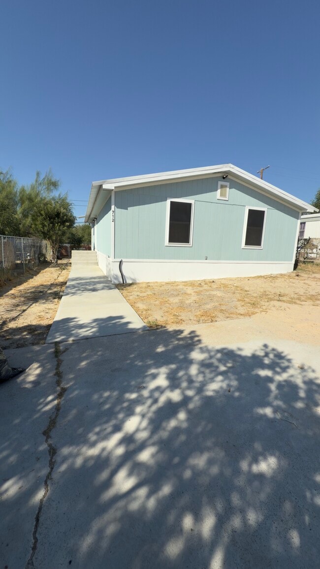 Building Photo - 712 Independence Dr