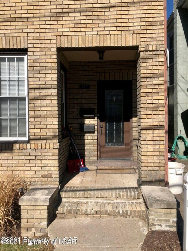 Building Photo - 138 Dana St