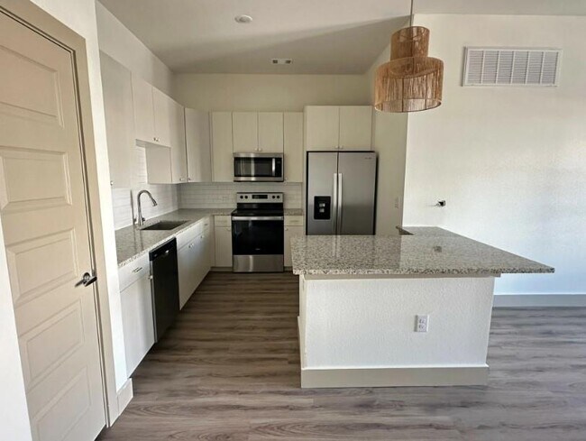 Building Photo - 18210 Park Row Dr