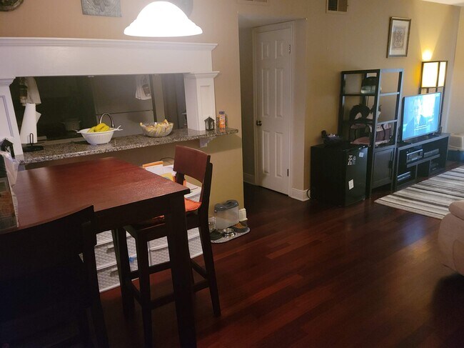 paso a la cocina - 3625 Saint Charles Ave