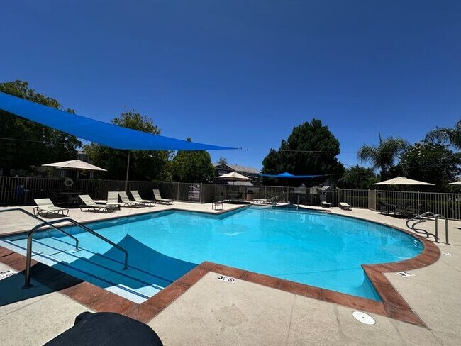 Foto del edificio - Nestled in a Quiet  Peaceful Valencia Community is ...