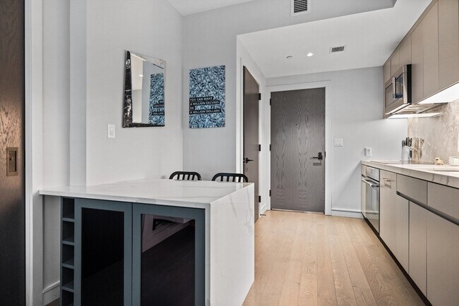Building Photo - 55 Lagrange St
