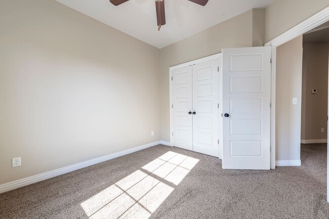 Building Photo - Townhome in cul de sac
