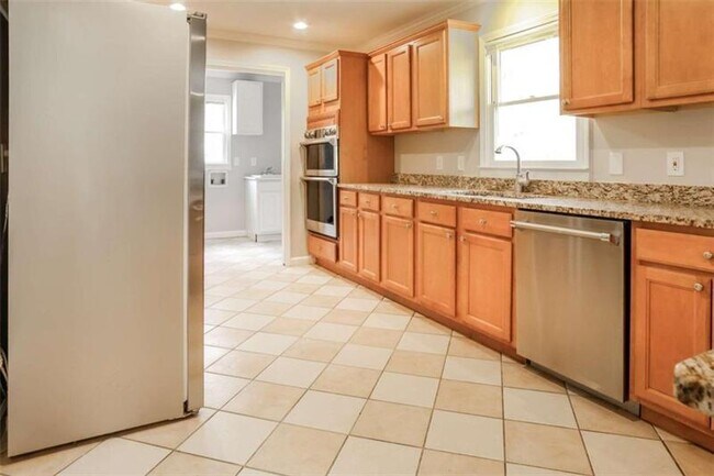 Building Photo - 2644 Club Valley Dr NE