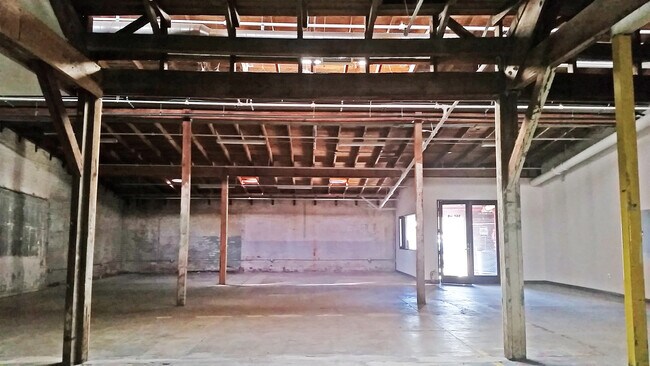 Foto del edificio - 560 E Commercial St