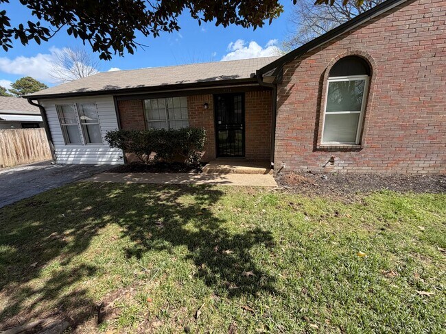 Foto del edificio - 8254 Pinebrook Dr