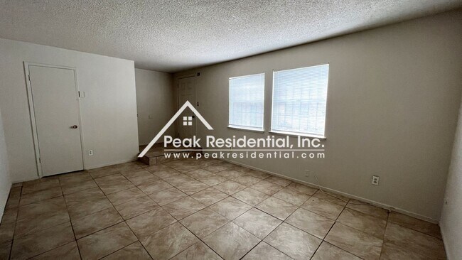 Building Photo - Spacious 3bd/1.5ba Townhouse near Franklin...
