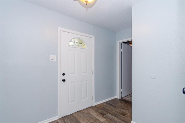 Building Photo - 2517 Estate Dr