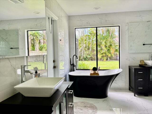 Foto del edificio - 325 Knotty Wood Ln
