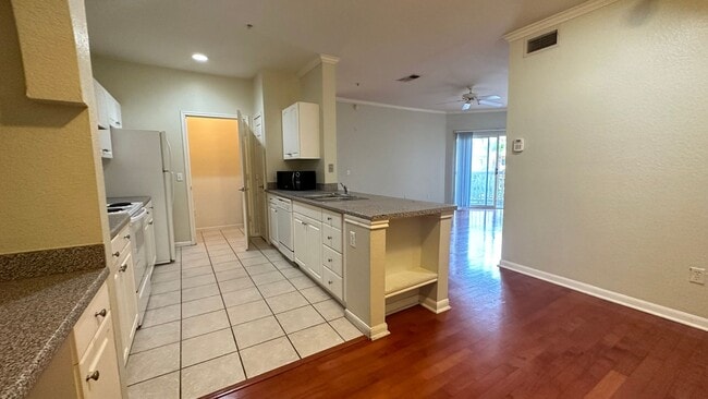 Building Photo - City Living Meets Comfort – 2BR/2BA Condo in Prime Downtown Location