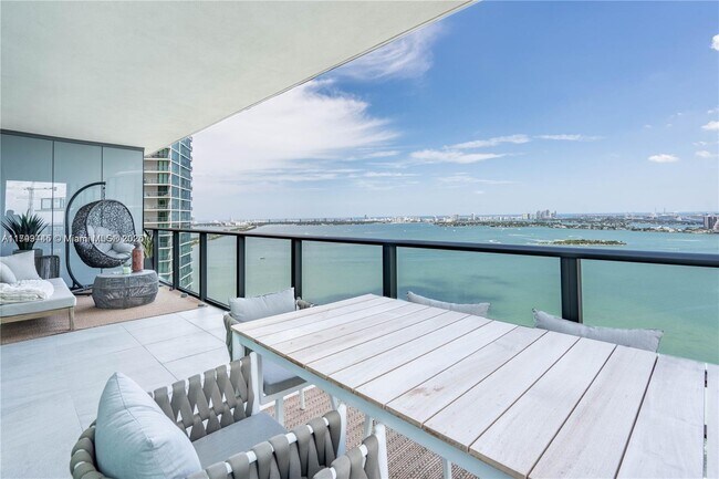 Foto del edificio - 650 NE 32nd St