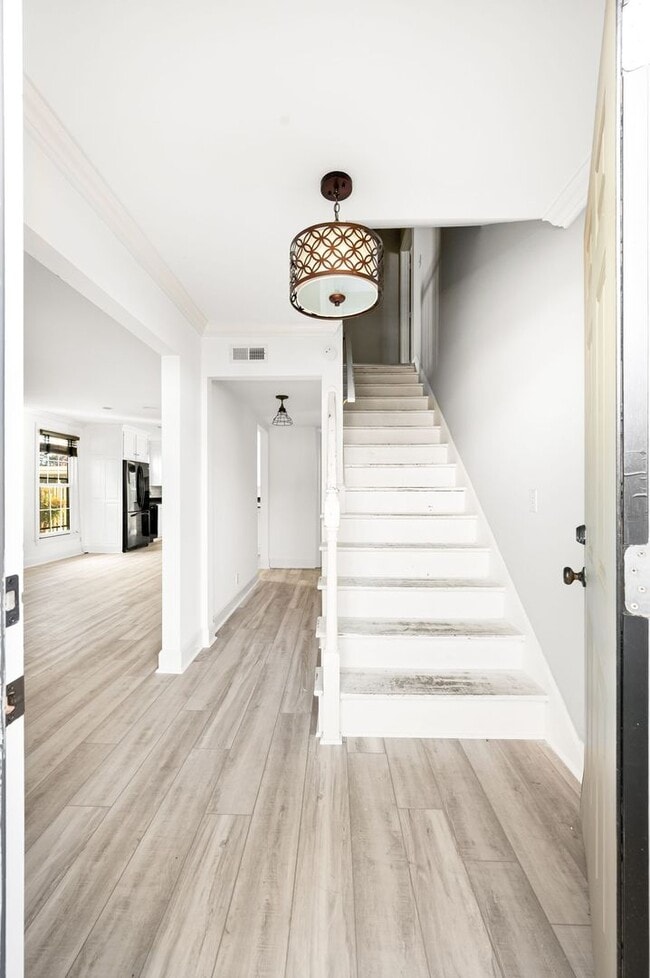 Building Photo - Awesome 4BR/3BA end-unit townhouse in the ...