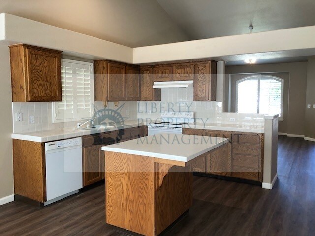 Building Photo - 10266 N Sierra Vista Ave