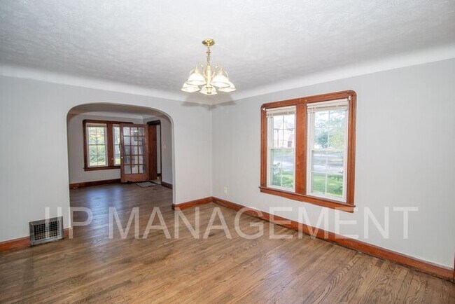 Building Photo - Gorgeous 3 Bedroom Colonial in South Euclid!