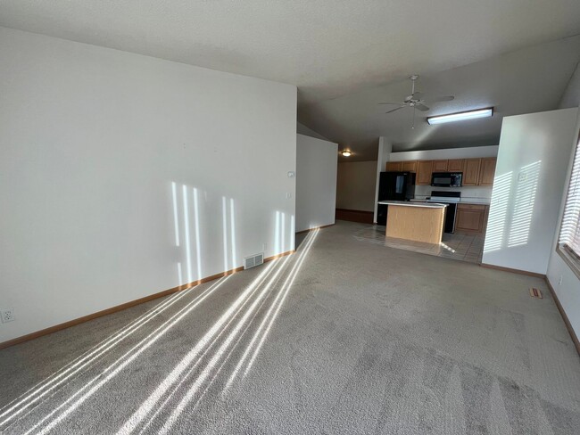 Building Photo - Spacious 3 Bed, 2 Bath Twinhome in South F...