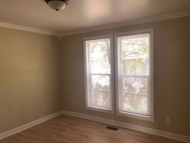 Foto del edificio - 704 E Main St