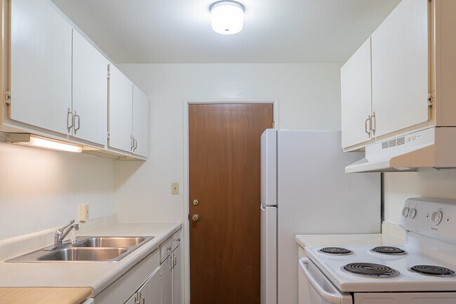 Landry - Kitchen - Town & Country Apartments
