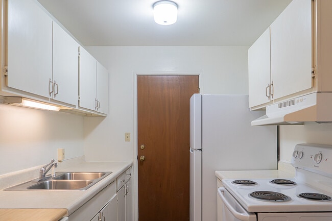 Landry - Kitchen - Town & Country Apartments