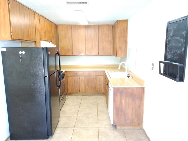 Building Photo - 615 Oriole Ave