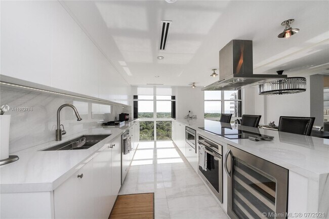 Building Photo - 1111 Crandon Blvd