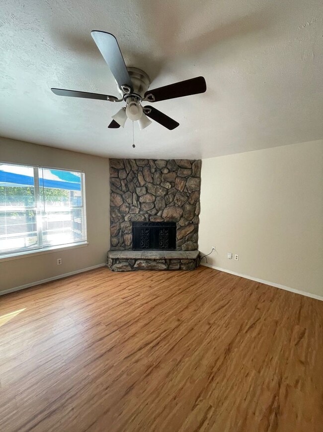 Building Photo - Beautiful 3 bedroom 2 bath with 2 car gara...