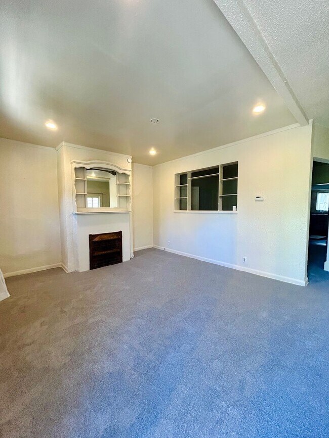 Building Photo - 3 Bedroom Home w/Bonus Room l Riverview Park