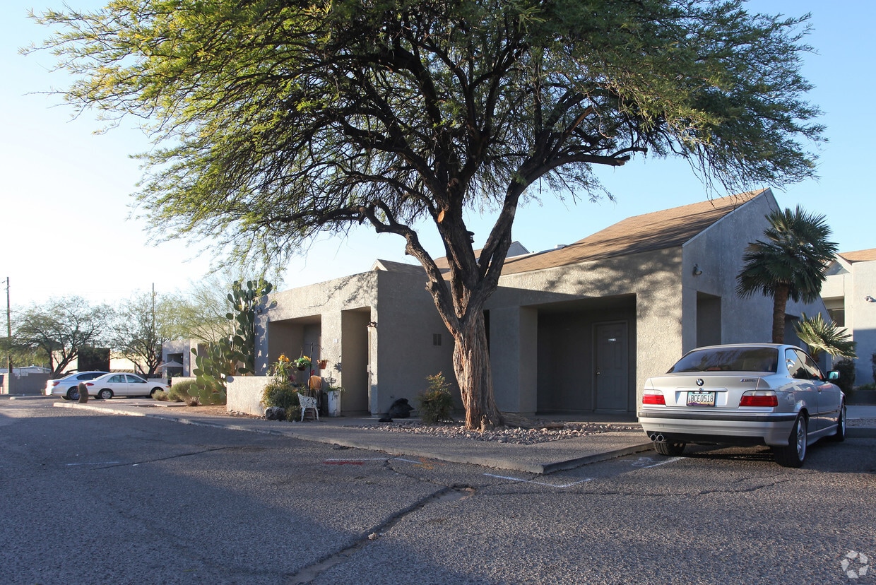 Building Photo - 2744 N Country Club Rd