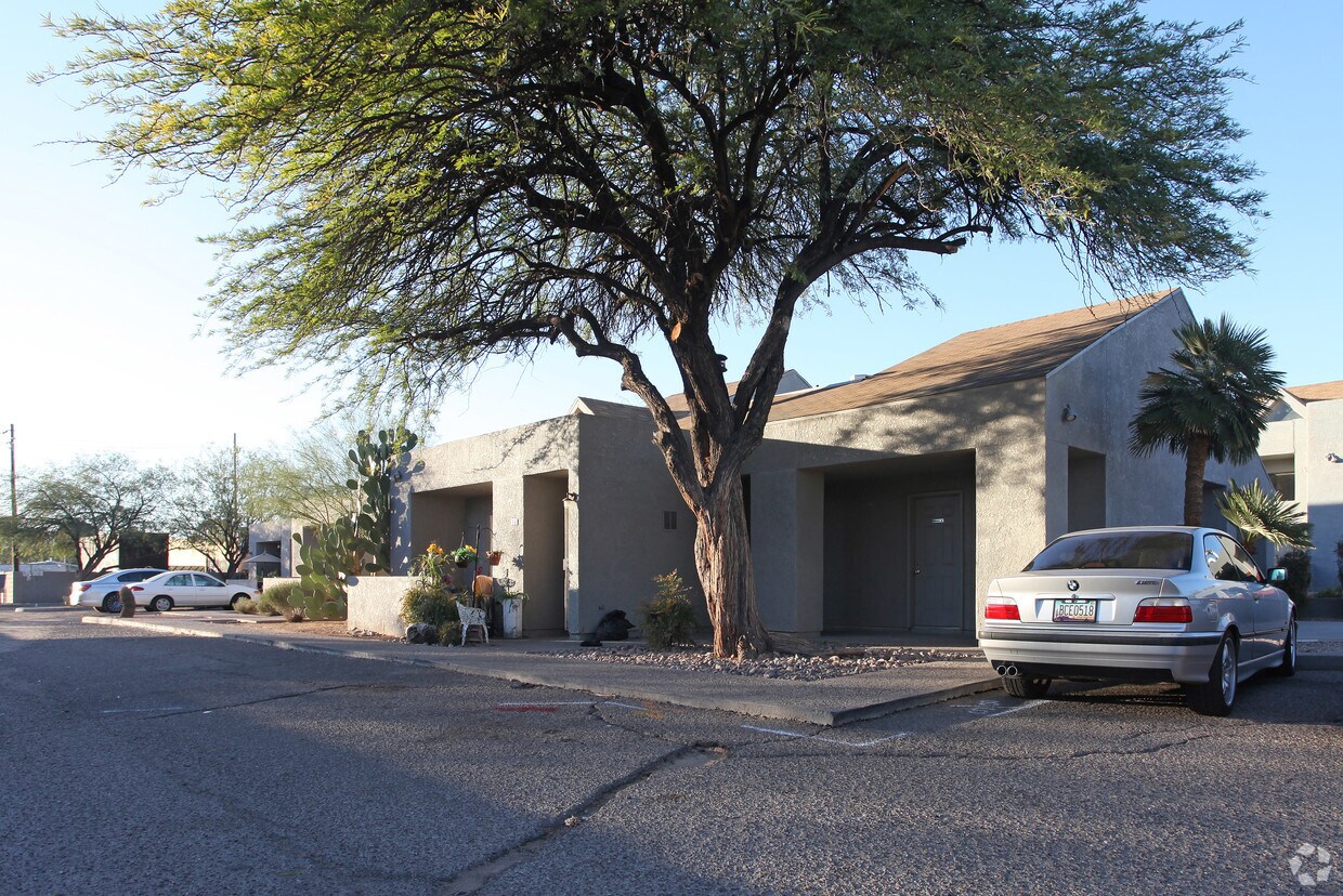 Foto del edificio - 2744 N Country Club Rd