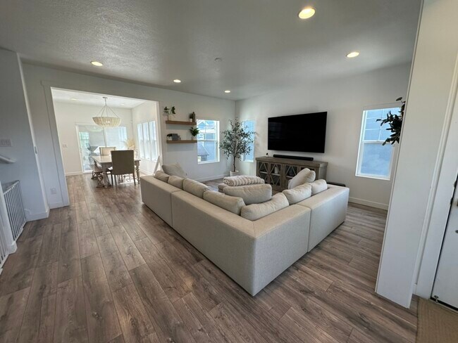 Building Photo - 6442 Bethany Way