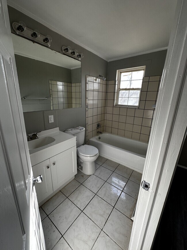Building Photo - 1628 Rivermont Hts