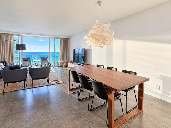 Foto del edificio - 100 Bayview Dr