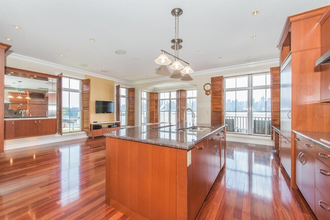 Building Photo - 19 Regency Pl