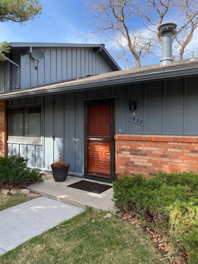 Building Photo - **$500 MOVE IN SPECIAL** 2 Bedroom 1 Bath Condo Available in Resort-Style Living in Adriel Hills!