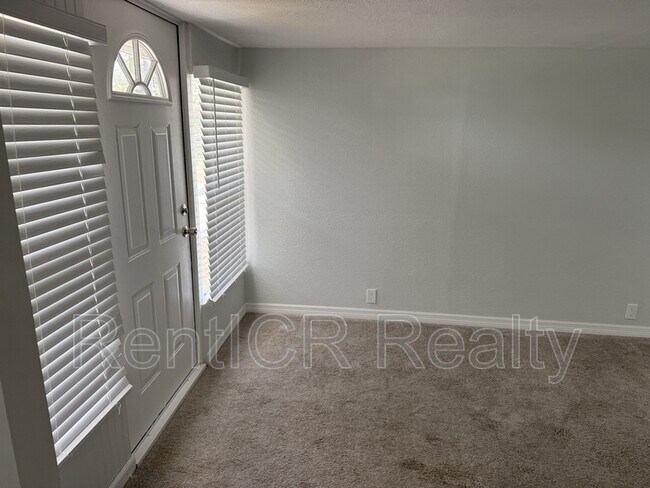 Building Photo - 245 Lake Tarpon Dr
