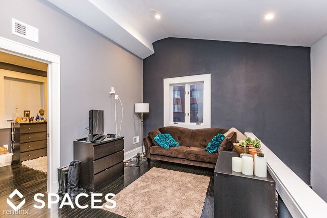 Building Photo - 2045 N Western Ave