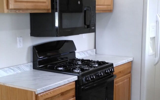 Range and Microwave - 26178 Whispering Oak Ln