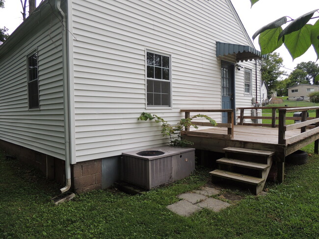 Foto del edificio - 2 Bed, 1 Bath house w/ large level yard an...