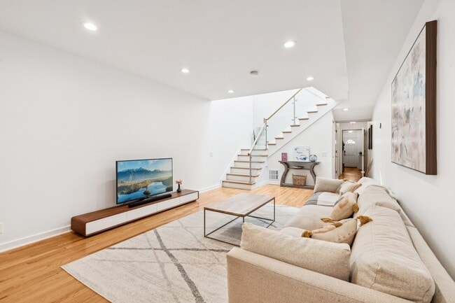 Photo - 623 W Drummond Pl Townhome