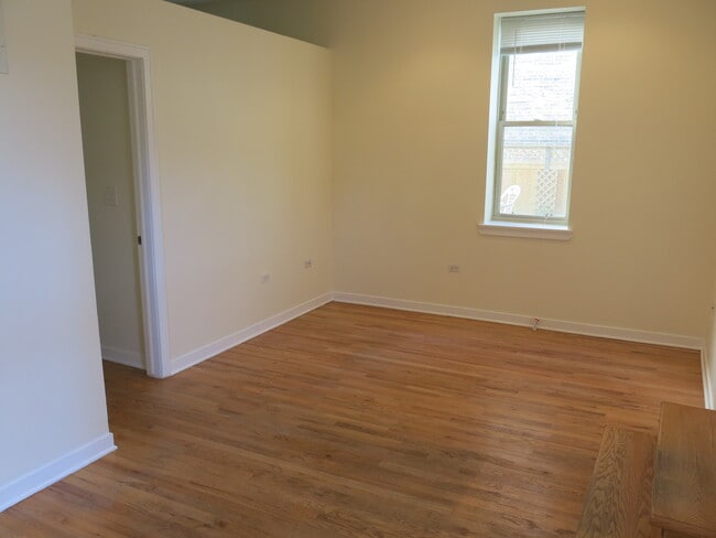 Building Photo - 1347 N Greenview Ave