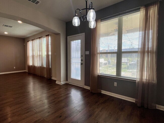 Foto del edificio - PRICE REDUCTION - NEW IN MANAGEMENT - AVAI...