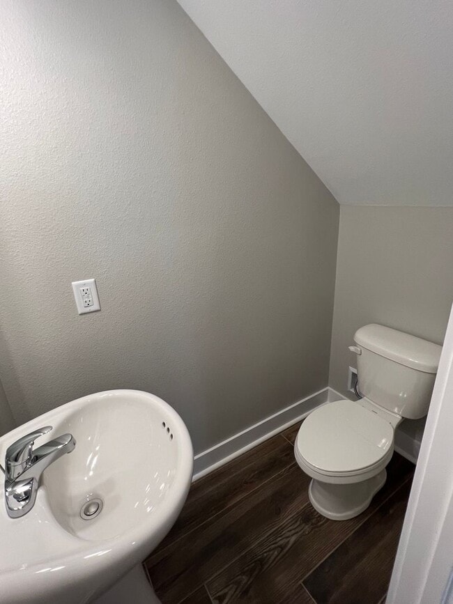 Building Photo - 3-Bed / 2.5-Bath Beautiful Townhomes
