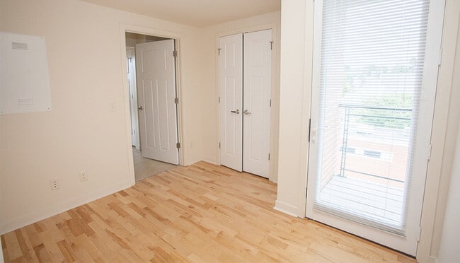 Foto del edificio - 242 E Water St