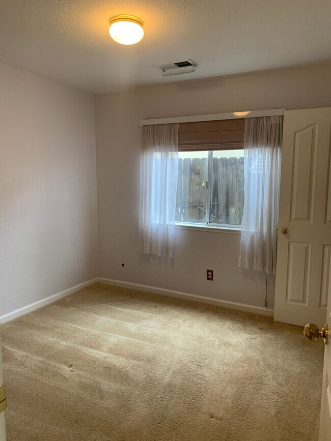 Building Photo - 3 Bedroom 2 Bath available Now