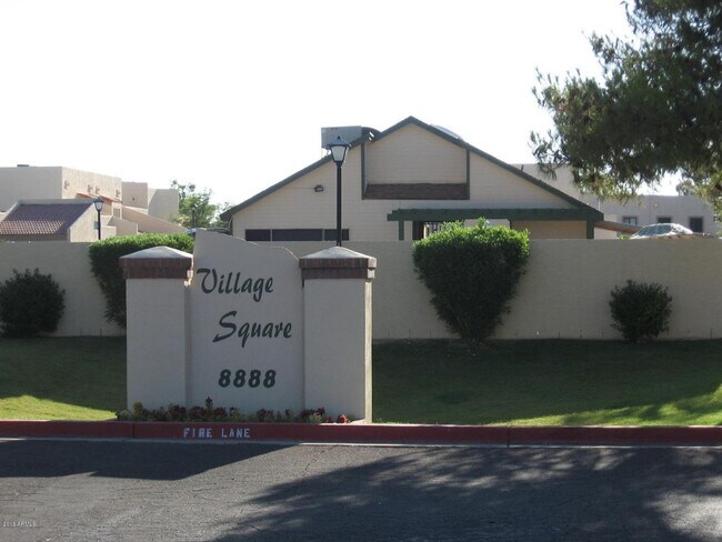 Building Photo - 2 BEDROOM 1 BATH DOWNSTAIRS UNIT WITH 1 CA...