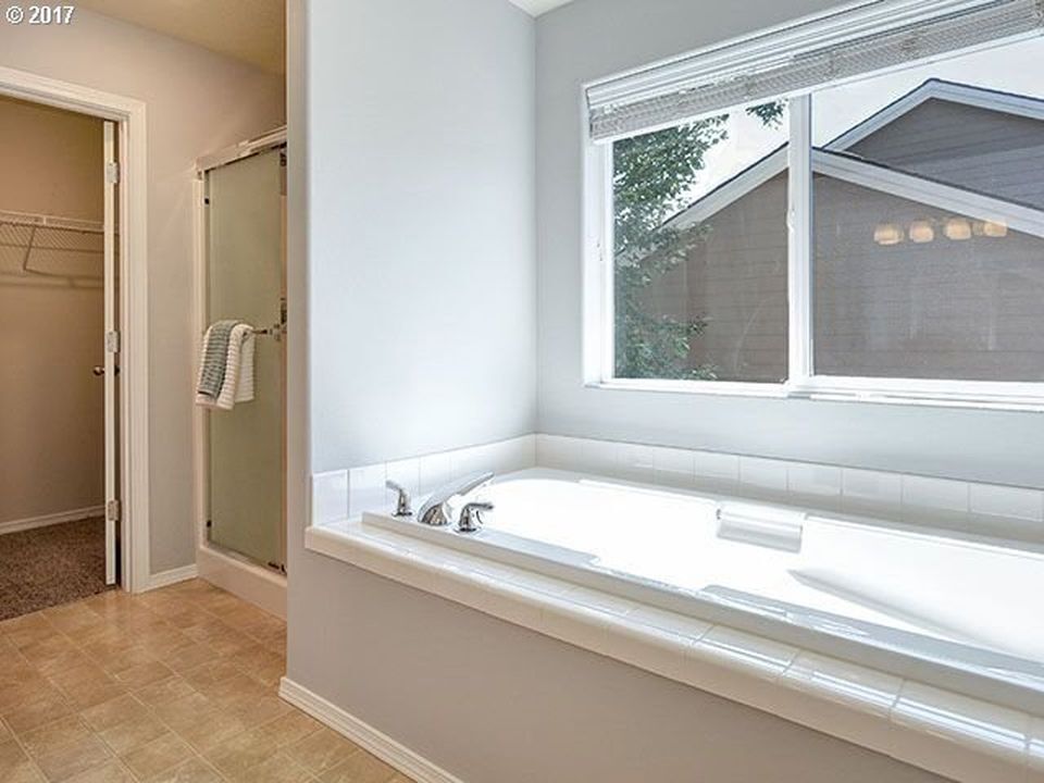 Foto principal - Beautiful 4 bedroom/2.5 bath Home in Newberg