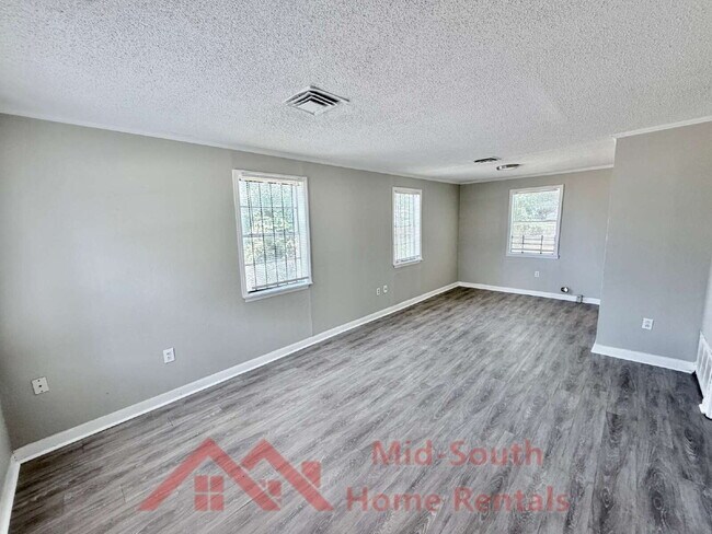 Foto del edificio - 566 Burlington Cir