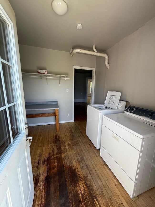 Foto del edificio - 2833 N Downer Ave