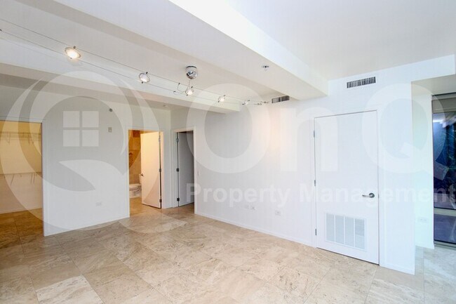Building Photo - 7131 E Rancho Vista Dr