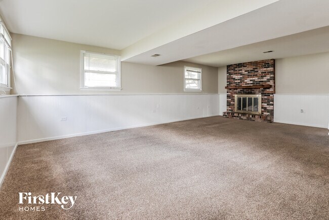 Building Photo - 876 N Commonwealth Ave